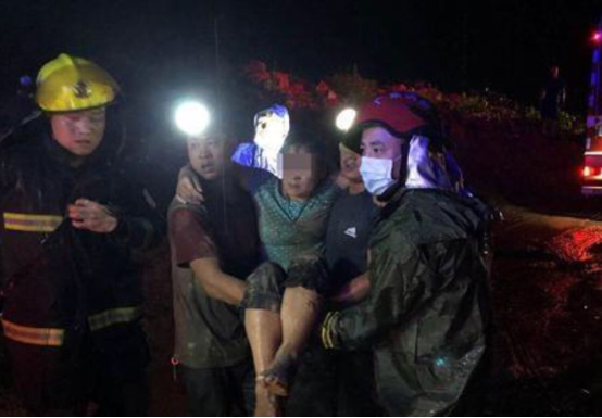 据有关媒体报道，昨天晚上七点五十分左右，广州市花都区某地区受连续暴雨影响而发生了泥石流灾害。一座民房受泥石流影响而倒塌，三位居民被埋在里面。119在接到群众的报警电话后，立刻派遣多辆救援车和几十名消防战士前往现场展开救援工作。晚上八点十分左右，消防人员赶到了现场。 令人悲痛，广州花都山体滑坡 图一 现场，一座房屋因泥石流倒塌并被掩埋，旁边还有一个着火的煤气罐。报警的群众向消防战士告知有三位居民被埋在里面，目前生死情况不知。消防战士们处理完现场起火的煤气罐后当即展开了救援行动。消防战士在坍塌的房屋内发现了一名下半身被墙体和泥土压住的妇女。消防战士当即不顾自己的安危，用双手努力地刨开泥土和碎石，然后稳定住倒塌的墙体。 令人悲痛，广州花都山体滑坡 图二 之后，数名消防战士合力将一块重约三百斤的倒塌的墙体移到一边，这才发现妇女的怀中还有一个小女孩。小女孩头部受伤并且有鲜血流淌，暂时意识不清。妇女心急地喊道：“快救救我的孩子”消防战士安抚妇女后根据情况决定先对小女孩展开救援行动。终于，在消防战士的不懈努力下于晚上八点五十八分左右将小女孩成功的解救了出来并交给了现场的医护人员进行抢救。 令人悲痛，广州花都山体滑坡 图三 五分钟后，妇女被消防战士成功解救出来。又过了三分钟，另一位被困的妇女在距离不远的位置也被消防战士解救了出来。经过一个小时的救援活动，三名被困人员均已被成功救援出来并交给医院治疗。次日，根据记者的采访得知，小女孩最终还是没有能够抢救过来。另外两名被解救出来的妇女已经脱离危险，正在医院接受治疗。