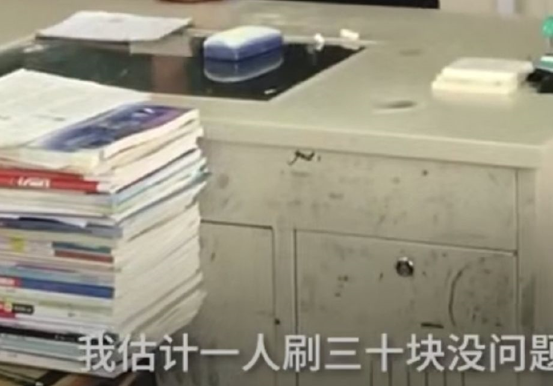 教师坚持每年请学生吃饭
