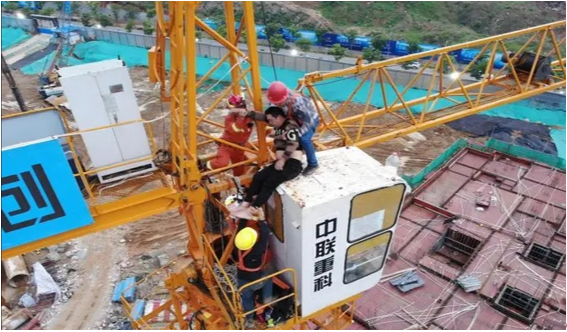 男子喝醉后爬上吊塔轻生