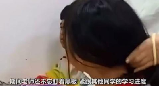 女老师为打盹女生扎头发