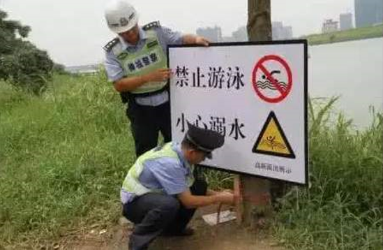 工作人员劝阻游客反被推下水