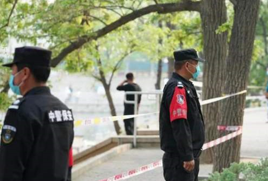 工作人员劝阻游客反被推下水