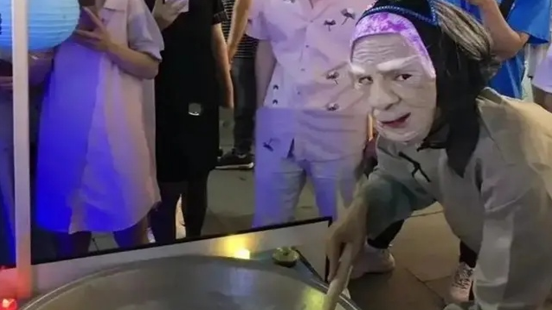 女子摆摊卖孟婆汤