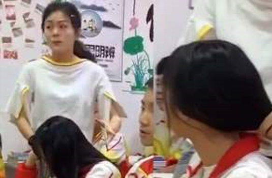 女老师为打盹女生扎头发