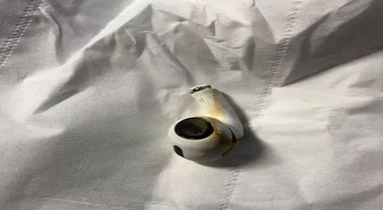 苹果耳机通话时爆炸,当事人被炸晕