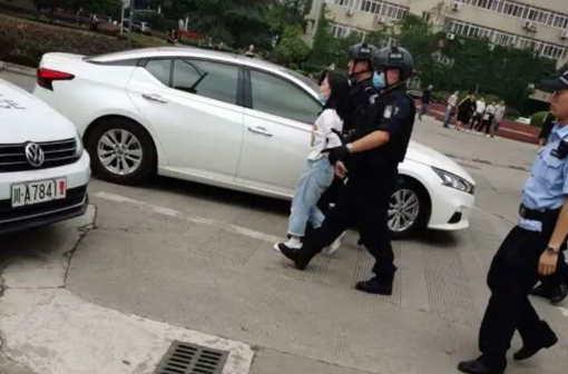 成都高校毕业典礼一学生砍人