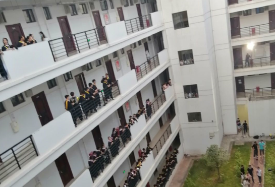 广西高校毕业生返校，一起合唱歌曲