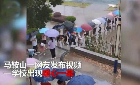 高年级为低年级搭爱心伞桥