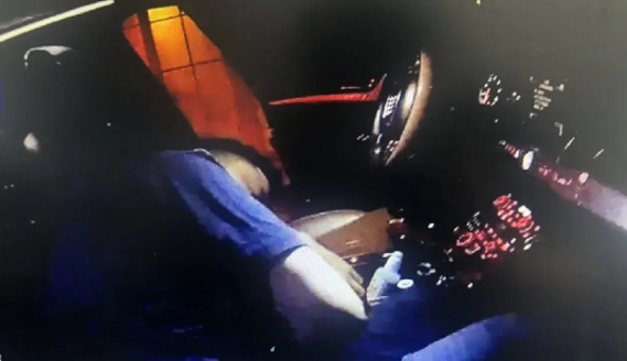 男子因没钱叫代驾而痛苦大哭，男子因酒驾被交警扣留