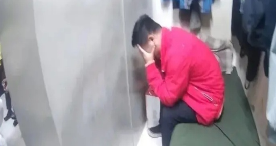 男子因没钱叫代驾而痛苦大哭，男子因酒驾被交警扣留