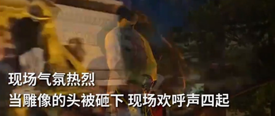 抗议者拆除雕像时，建筑坍塌砸中抗议者头部