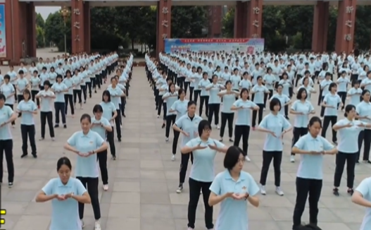 高三学生齐练八段锦！效果出乎意料，非常好