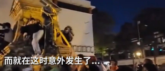 抗议者拆除雕像时，建筑坍塌砸中抗议者头部