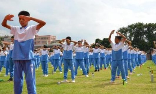 高三学生齐练八段锦！效果出乎意料，非常好