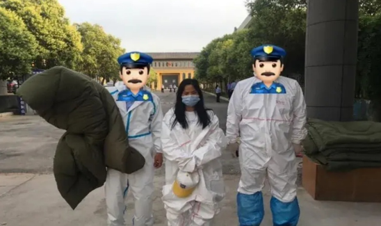 失恋女子在飞机上发酒疯，重拳去砸飞机玻璃