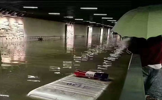 昆明暴雨严重隧道被淹，男子直接爬车顶求救