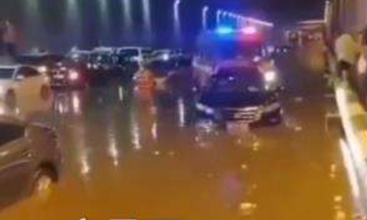 昆明暴雨严重隧道被淹，男子直接爬车顶求救