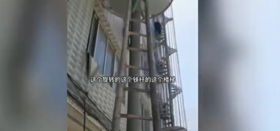 早上一开门楼梯没了？小伙被这一幕吓得目瞪口呆