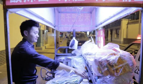 90后小伙流动摆摊10年，压力太大不敢放松！