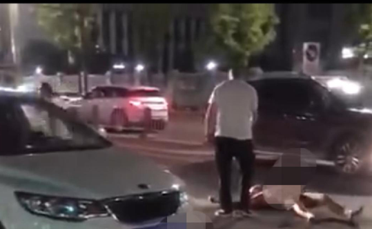 男子深夜裸身开车，连撞四车后遭暴打