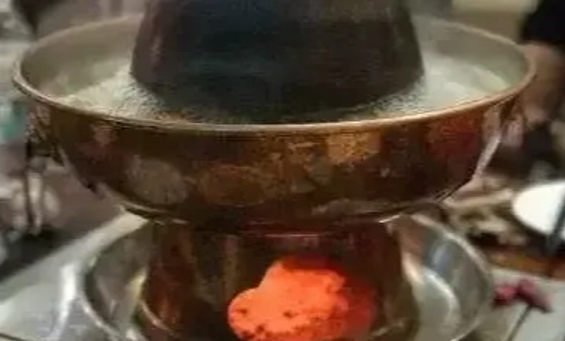 在空调房里吃火锅既然中毒，这可把父子三人害惨了