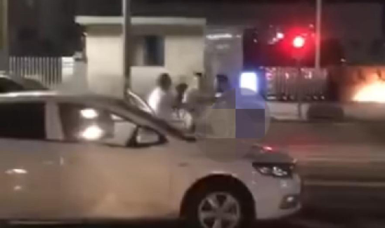 男子深夜裸身开车，连撞四车后遭暴打