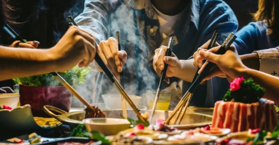 在空调房里吃火锅既然中毒，这可把父子三人害惨了