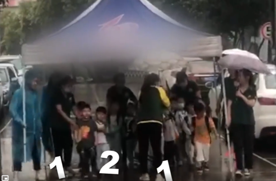 雨中行走的大伞，幼儿园老师的贴心可爱 