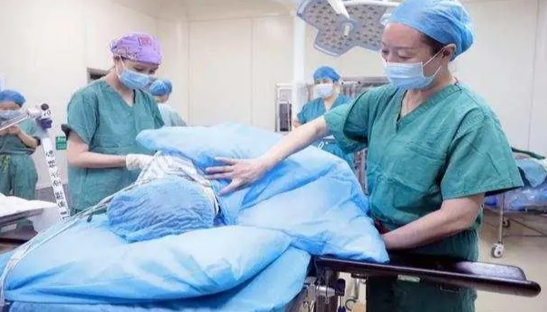 一对双胞胎竟然相差十岁，说出来都把人惊了
