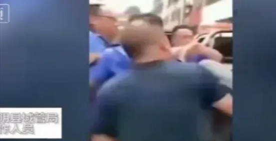 城管疑似暴力执法，老人在挣扎中大哭