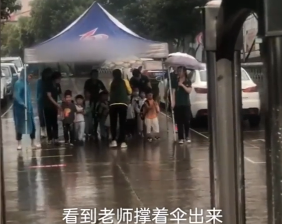 雨中行走的大伞，幼儿园老师的贴心可爱 