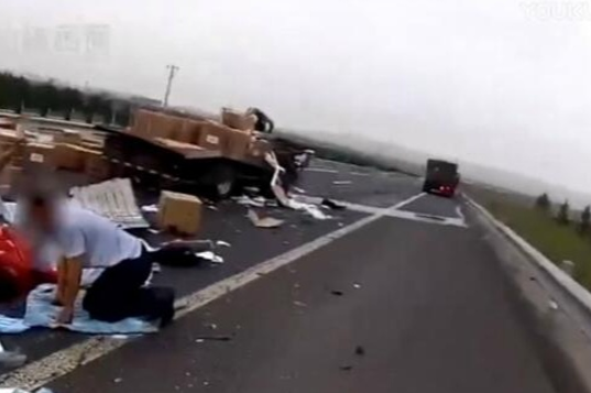 高速路上出车祸妻儿双亡，原因竟是玩直播！
