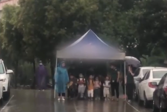 雨中行走的大伞，幼儿园老师的贴心可爱 