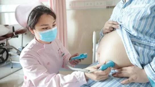 一对双胞胎竟然相差十岁，说出来都把人惊了