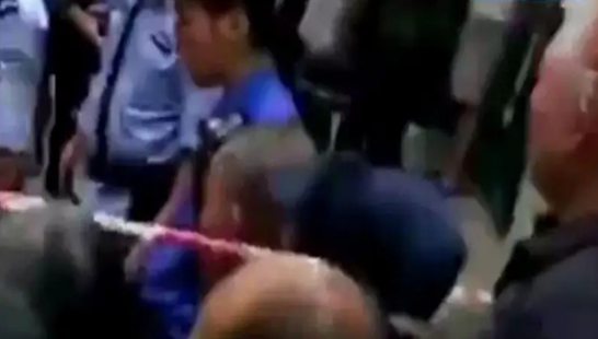 城管疑似暴力执法，老人在挣扎中大哭