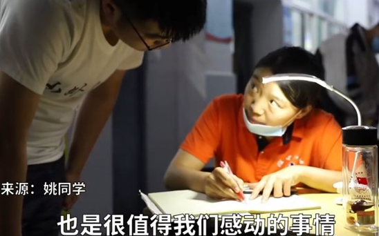 高三老师走廊点灯陪伴学生，直到高考