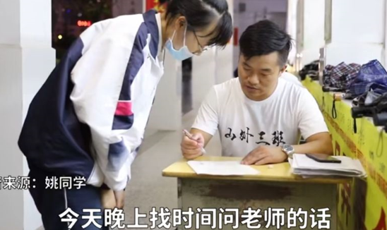 高三老师走廊点灯陪伴学生，直到高考