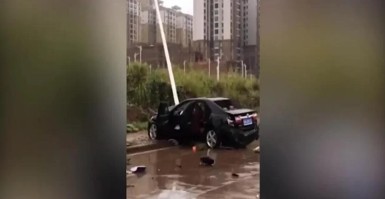 未成年人驾驶轿车撞飞人，被撞人当场去世