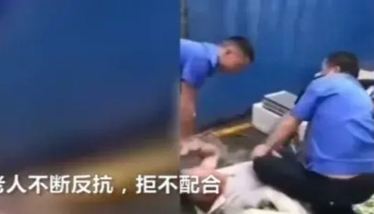 城管疑似暴力执法，老人在挣扎中大哭