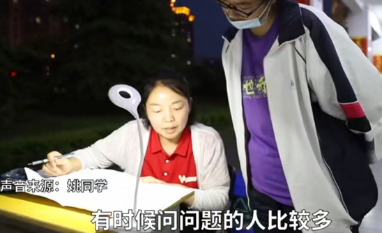 高三老师走廊点灯陪伴学生，直到高考