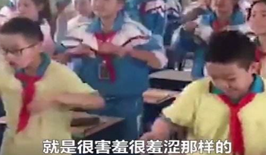 老师带小学生在课堂上跳魔性舞蹈！