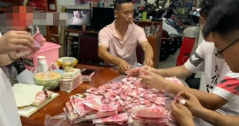 别样藏钱方式，楼梯扶手里竟取出十几万，一共积累了3年