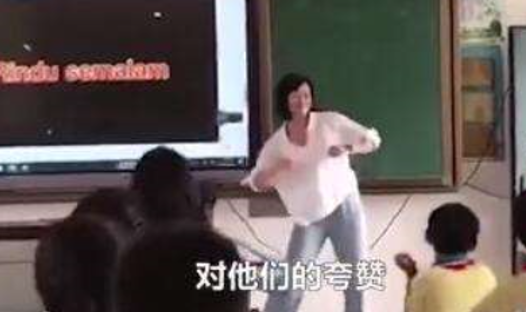 老师带小学生在课堂上跳魔性舞蹈！