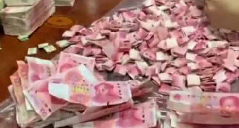 别样藏钱方式，楼梯扶手里竟取出十几万，一共积累了3年