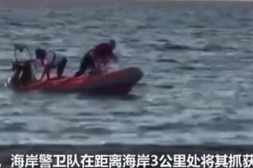 吃霸王餐后跳入爱琴海躲债！