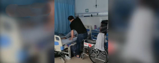 男子因父亲不配合翻身，用拖鞋殴打生病父亲