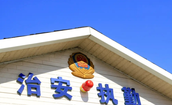商铺对面就是派出所，还是有人敢砸店