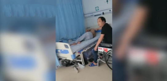 男子因父亲不配合翻身，用拖鞋殴打生病父亲