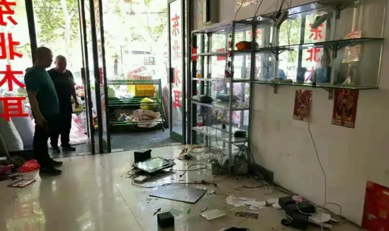 商铺对面就是派出所，还是有人敢砸店