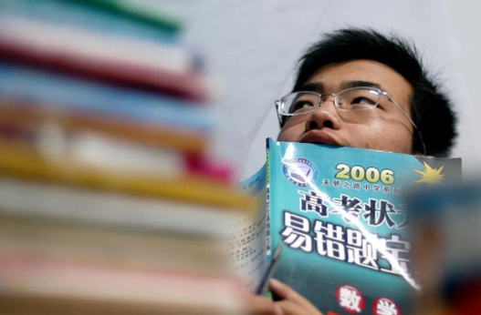 感动又心酸，高考将至，高三学子边输液边学习！